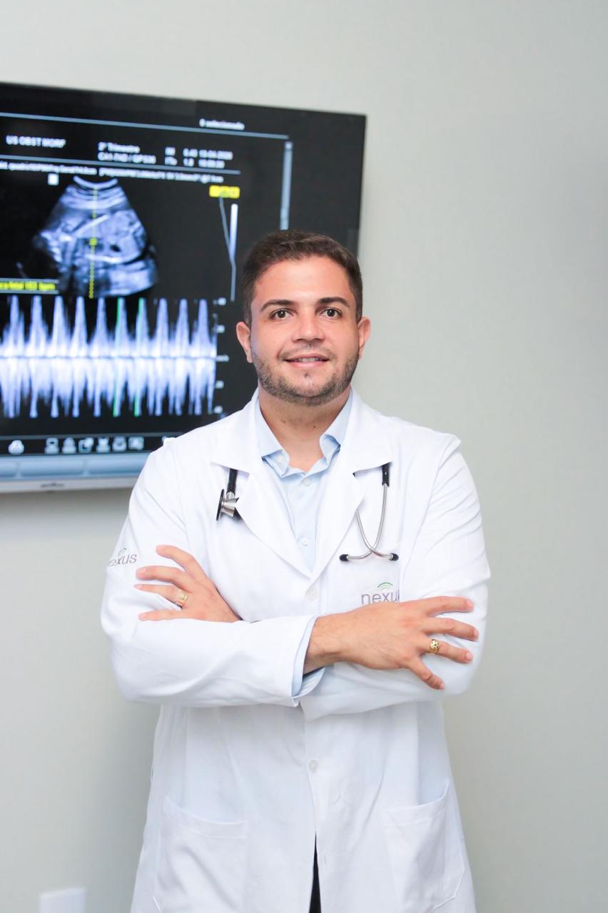 Dr. Cariolando Ramos Pereira Neto em atendimento na clínica